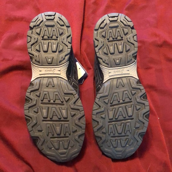 ASICS Running / Hiking shoe. Colors: black, gray, and silver. $60 - Picture 3 of 6